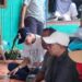 Wakil Ketua DPRD Kalteng, Junaidi (topi putih), berdiskusi dengan korban dan warga yang terdampak kebakaran di Mendawai. (ist)
