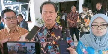 Ketua Komisi III DPRD Kalteng, Sugiyarto, ketika dowawancarai wartawan.