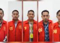 Lima tersangka korupsi dana hibah KPU Kotim yang telah mengenakan rompi orange Kejati Kalteng.