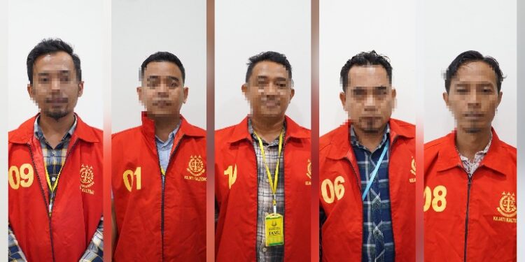 Lima tersangka korupsi dana hibah KPU Kotim yang telah mengenakan rompi orange Kejati Kalteng.
