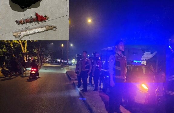 Petugas Polisi yang mengamankan lokasi dan barang bukti sajam. (ist)