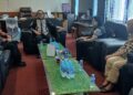 Sekda Bartim, Misnohartaku, menerima petugas sensus ekonomi 2026 dari BPS setempat, Kamis (27/8/2026).