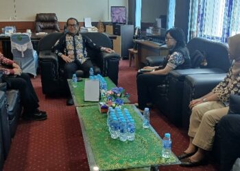 Sekda Bartim, Misnohartaku, menerima petugas sensus ekonomi 2026 dari BPS setempat, Kamis (27/8/2026).