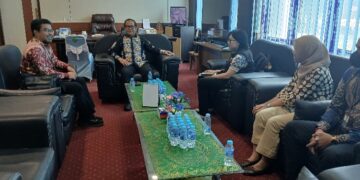 Sekda Bartim, Misnohartaku, menerima petugas sensus ekonomi 2026 dari BPS setempat, Kamis (27/8/2026).