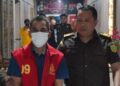 Salah satu tersangka korupsi dana hibah Kotim saat digiring oleh penyidik Kejati Kalteng. (ist)