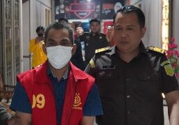 Salah satu tersangka korupsi dana hibah Kotim saat digiring oleh penyidik Kejati Kalteng. (ist)