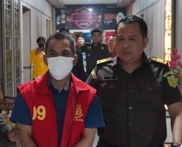 Salah satu tersangka korupsi dana hibah Kotim saat digiring oleh penyidik Kejati Kalteng. (ist)