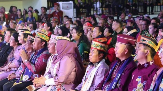 Ketua DPRD Kabupaten Murung Raya, Rumiadi, menghadiri pembukaan Sinode Umum XXV Gereja Kalimantan Evangelis (GKE) yang berlangsung di Gedung Olahraga (GOR) Tana Malai Tolung Lingu (TMTL), Puruk Cahu, Selasa (7/7/2026).
