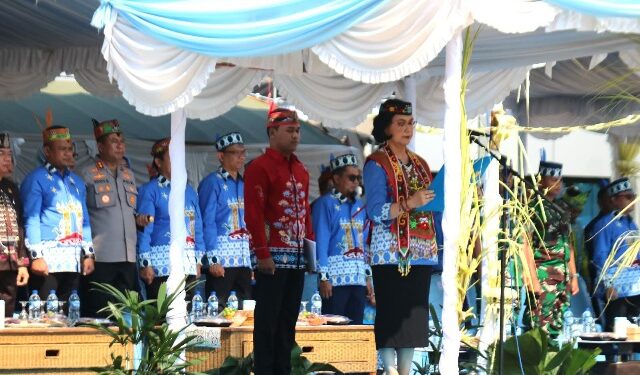 Sekda Kalteng, Linae Vitoria Aden, menjadi Inspektur Upacara Hari Jadi ke-24 Kabupaten Barito Timur, Sabtu (8/8/2026).