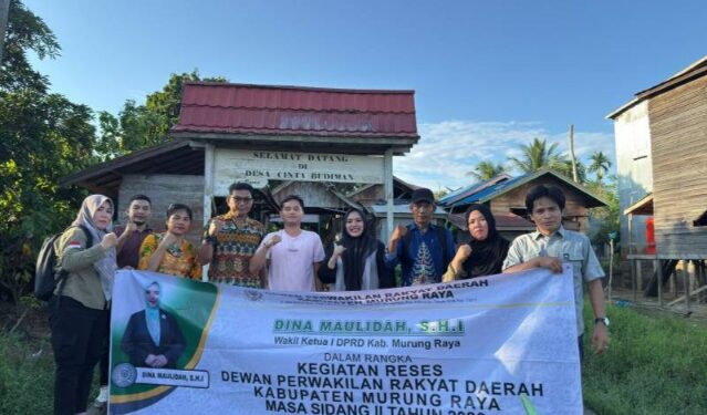 Wakil Ketua I DPRD Murung Raya, Dina Maulidah, ketika reses di Desa Cinta Budiman.