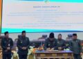 Bupati Barito Utara, H. Shalahuddin, menandatangani berita acara persetujuan bersama Reperda Pertanggungjawaban APBD 2025 dalam paripurna, Kamis (30/7/2026).