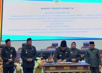 Bupati Barito Utara, H. Shalahuddin, menandatangani berita acara persetujuan bersama Reperda Pertanggungjawaban APBD 2025 dalam paripurna, Kamis (30/7/2026).