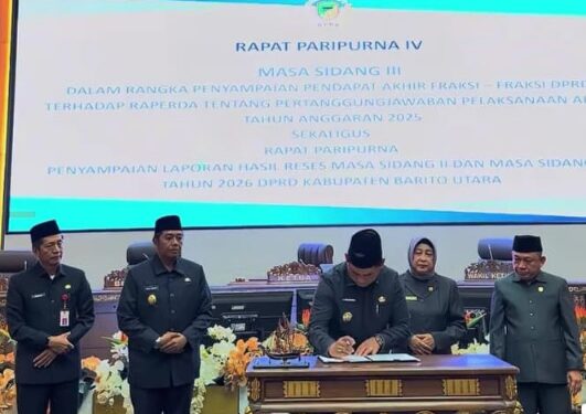 Bupati Barito Utara, H. Shalahuddin, menandatangani berita acara persetujuan bersama Reperda Pertanggungjawaban APBD 2025 dalam paripurna, Kamis (30/7/2026).