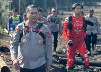 Kapolres Bartim AKBP Eddy Santoso dan jajaran, mengecek lahan pascaterbakar, Sebtu (1/8/2026). (ist)