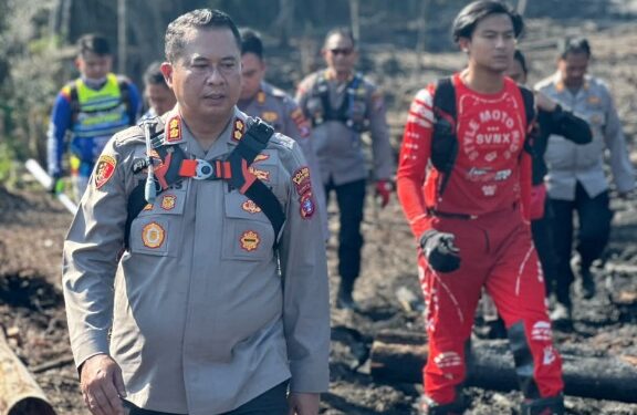 Kapolres Bartim AKBP Eddy Santoso dan jajaran, mengecek lahan pascaterbakar, Sebtu (1/8/2026). (ist)