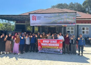 Jajaran Satresnarkoba Polres Kapuas saat sosialisasi bahaya narkoba di Selat Utara, Senin (3/8/2026). (ist)