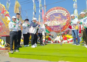 Waket I DPRD Murung Raya, Dina Maulidah (berkacama hitam), mengikuti pembukaan Karnaval Budaya dalam rangka HUT ke-24 Kabupaten Murung Raya yang dibuka oleh Bupati Murung Raya, Heriyus, Senin (3/8/2026).