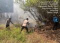 Personel polisi yang berjibaku bersama warga memadamkan api yang muncul di wilayah Desa Tampu Langit, Kecamatan Paju Epat, Senin (3/8/2026). (ist)