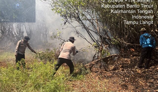 Personel polisi yang berjibaku bersama warga memadamkan api yang muncul di wilayah Desa Tampu Langit, Kecamatan Paju Epat, Senin (3/8/2026). (ist)