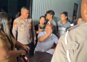 Audensi keluarga korban dan kepolisian yang memanas di Polres Gunung Mas, Senin (3/8/2026).