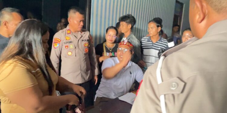 Audensi keluarga korban dan kepolisian yang memanas di Polres Gunung Mas, Senin (3/8/2026).