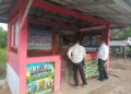 Kasat Resnarkoba Polres Kapuas AKP Budi Utomo, meninjau Pos Kamling pasca dipercantik, Senin (3/8/2026).