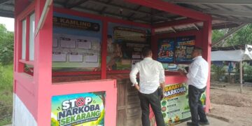 Kasat Resnarkoba Polres Kapuas AKP Budi Utomo, meninjau Pos Kamling pasca dipercantik, Senin (3/8/2026).