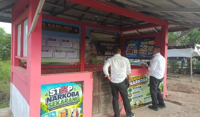 Kasat Resnarkoba Polres Kapuas AKP Budi Utomo, meninjau Pos Kamling pasca dipercantik, Senin (3/8/2026).