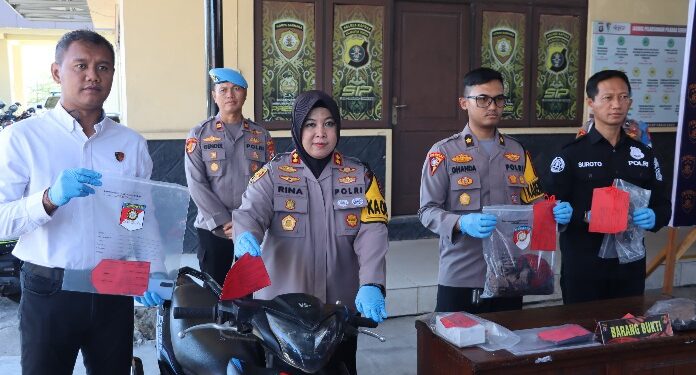 Kapolres Kapuas AKBP Rina Perwitasari dan jajaran dalam press release kasus, Senin (3/8/2026). (ist)
