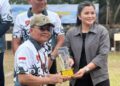 Gubernur Kalteng H. Agustiar Sabran, secara langsung menyerahkan trophy juara ke-4 kepada Ketua GOW Bartim Ny. Rada Karuniani. (ist)