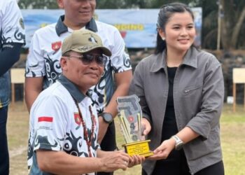 Gubernur Kalteng H. Agustiar Sabran, secara langsung menyerahkan trophy juara ke-4 kepada Ketua GOW Bartim Ny. Rada Karuniani. (ist)