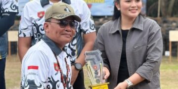 Gubernur Kalteng H. Agustiar Sabran, secara langsung menyerahkan trophy juara ke-4 kepada Ketua GOW Bartim Ny. Rada Karuniani. (ist)