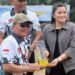 Gubernur Kalteng H. Agustiar Sabran, secara langsung menyerahkan trophy juara ke-4 kepada Ketua GOW Bartim Ny. Rada Karuniani. (ist)