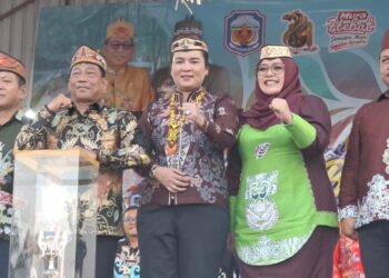 Waket I DPRD Murung Raya Dina Maulidah (baju hijau), pada momen Festival Budaya Tira Tangka Balang 2026.