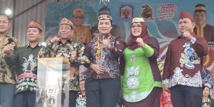 Waket I DPRD Murung Raya Dina Maulidah (baju hijau), pada momen Festival Budaya Tira Tangka Balang 2026.