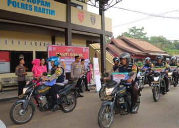 Kapolres Bartim AKBP Eddy Santoso didampingi jajaran melepas Bhabinkamtibmas yang membawa bantuan sosial untuk masyarakat, Rabu (5/8/2026).