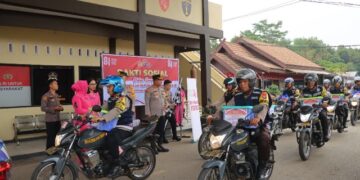 Kapolres Bartim AKBP Eddy Santoso didampingi jajaran melepas Bhabinkamtibmas yang membawa bantuan sosial untuk masyarakat, Rabu (5/8/2026).