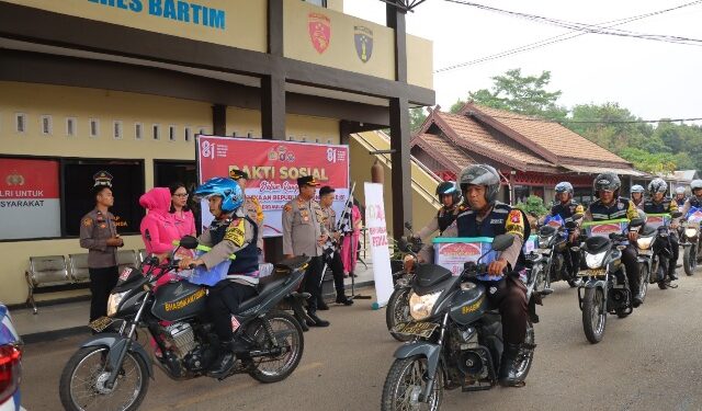 Kapolres Bartim AKBP Eddy Santoso didampingi jajaran melepas Bhabinkamtibmas yang membawa bantuan sosial untuk masyarakat, Rabu (5/8/2026).