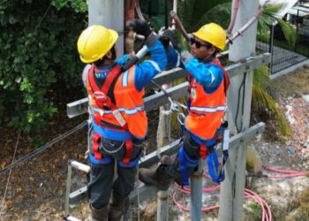 Petugas PLN saat melakukan pekerjaan pemeliharaan darurat (emergency maintenance) pada Gardu Induk Buntok, Selasa (4/8/2026).
