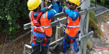 Petugas PLN saat melakukan pekerjaan pemeliharaan darurat (emergency maintenance) pada Gardu Induk Buntok, Selasa (4/8/2026).