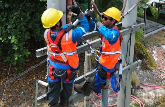 Petugas PLN saat melakukan pekerjaan pemeliharaan darurat (emergency maintenance) pada Gardu Induk Buntok, Selasa (4/8/2026).