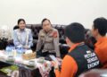 Kapolres Barsel AKBP Jecson R. Hutapea, S.I.K., M.H., bersama isteri saat berbincang dengan petugas sensus ekonomi tahun 2026.