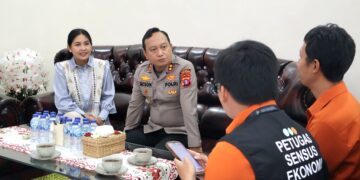Kapolres Barsel AKBP Jecson R. Hutapea, S.I.K., M.H., bersama isteri saat berbincang dengan petugas sensus ekonomi tahun 2026.