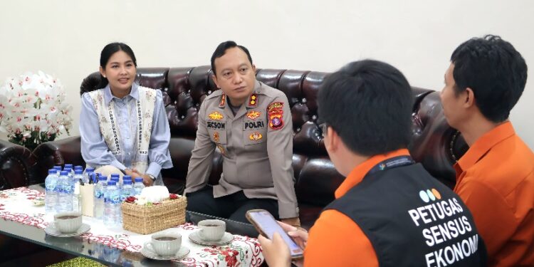 Kapolres Barsel AKBP Jecson R. Hutapea, S.I.K., M.H., bersama isteri saat berbincang dengan petugas sensus ekonomi tahun 2026.