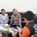Kapolres Barsel AKBP Jecson R. Hutapea, S.I.K., M.H., bersama isteri saat berbincang dengan petugas sensus ekonomi tahun 2026.
