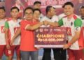Asisten I Setda Barito Utara, Eveready Noor, mewakili Bupati H. Shalahuddin, menyerahkan hadiah juara Futsal Bupati Cup 2026, Rabu (5/8/2026) malam.