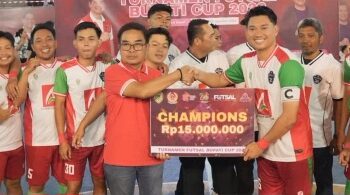 Asisten I Setda Barito Utara, Eveready Noor, mewakili Bupati H. Shalahuddin, menyerahkan hadiah juara Futsal Bupati Cup 2026, Rabu (5/8/2026) malam.