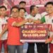 Asisten I Setda Barito Utara, Eveready Noor, mewakili Bupati H. Shalahuddin, menyerahkan hadiah juara Futsal Bupati Cup 2026, Rabu (5/8/2026) malam.