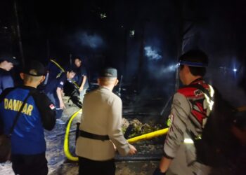 Tim gabungan berada di TKP di rumah warga Desa Petak Bahandang, yang hangus terbakar, Rabu (5/8/2026). (ist)