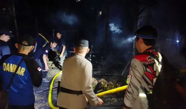 Tim gabungan berada di TKP di rumah warga Desa Petak Bahandang, yang hangus terbakar, Rabu (5/8/2026). (ist)